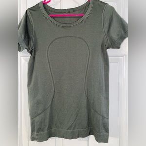 Lululemon army green short sleeve shirt